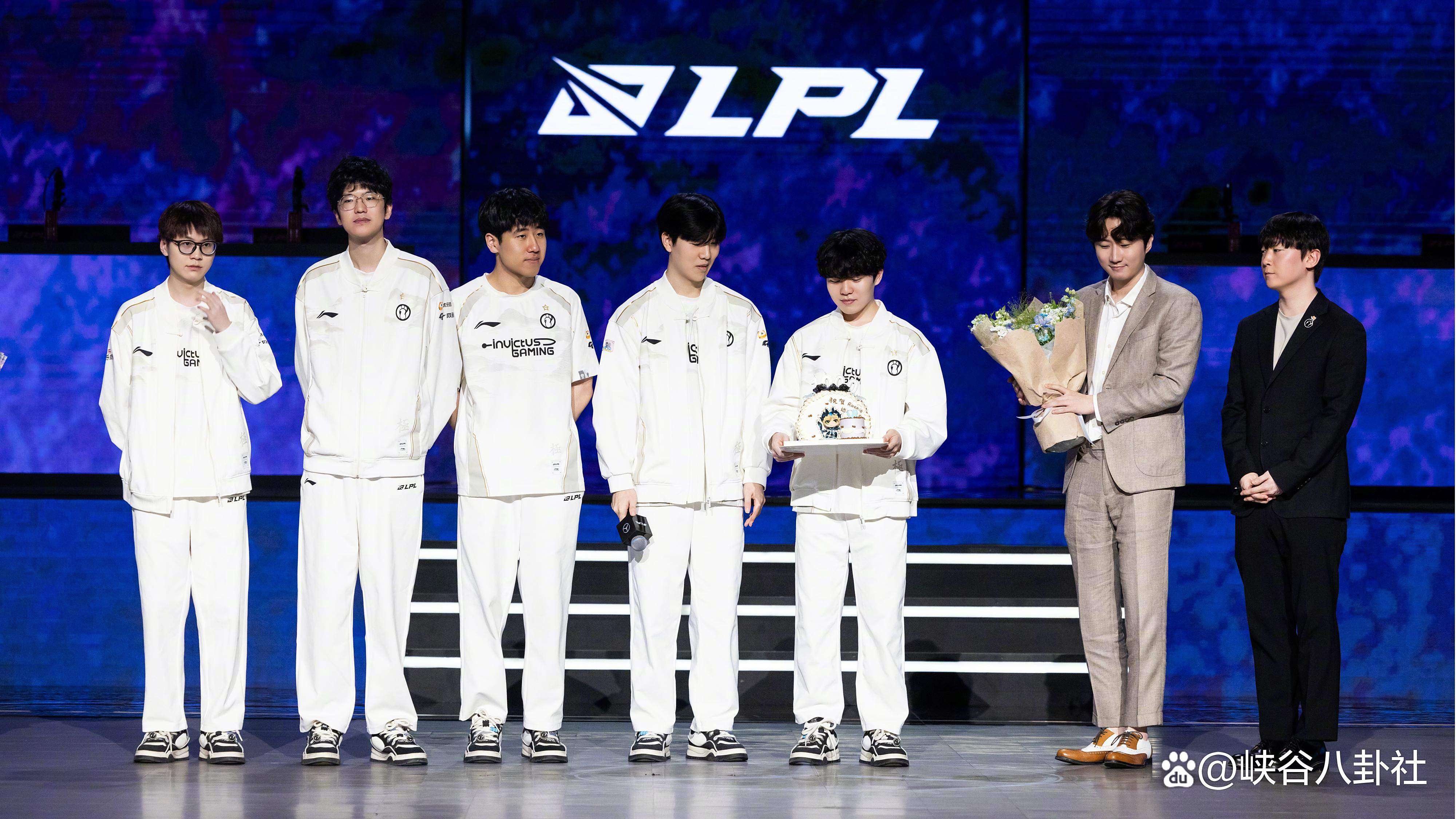 Rookie在公牛比赛中败北，比赛局势复杂引发热议！热度持续攀升(赛马娘大鸣大放图片)