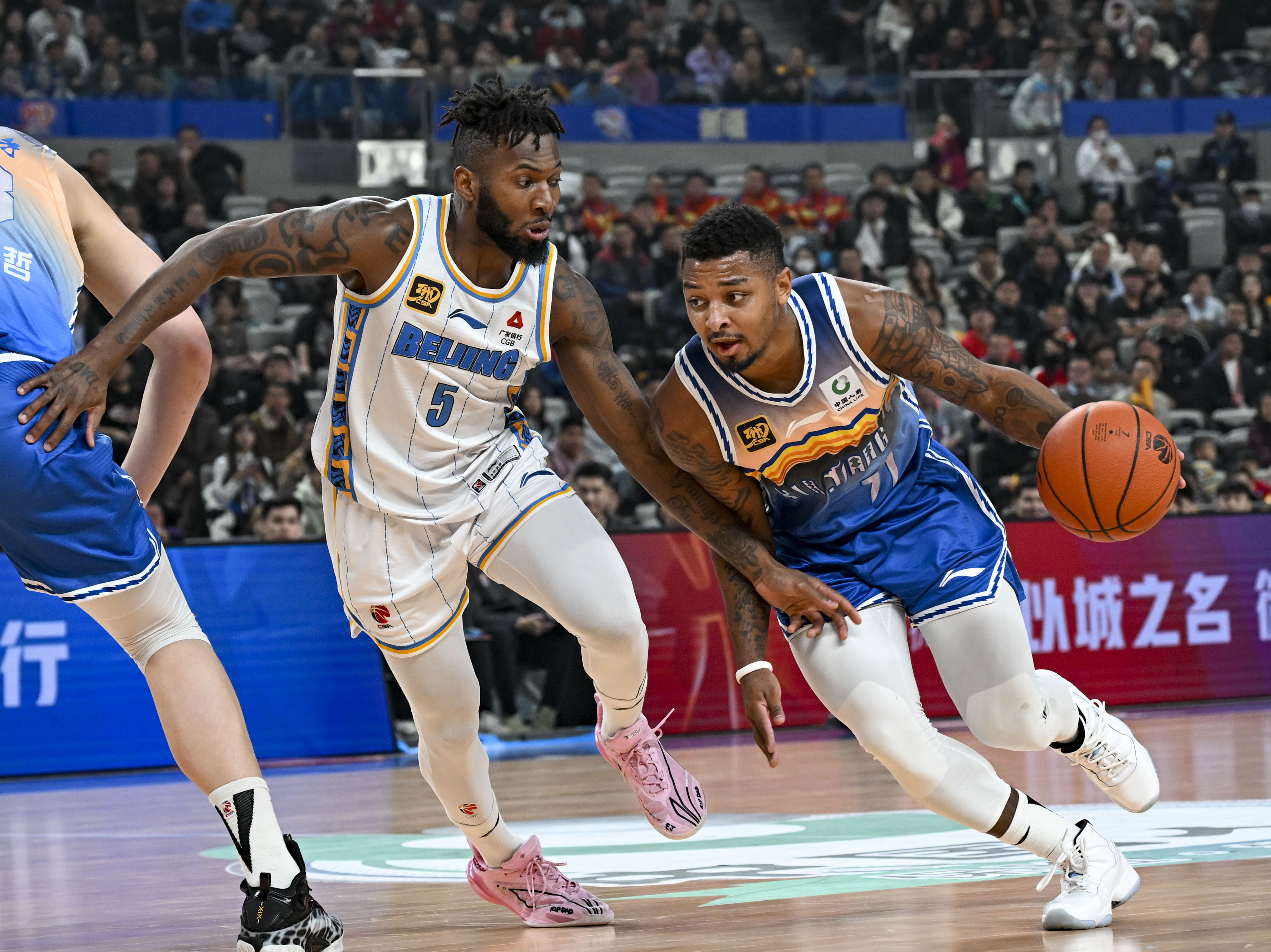 英雄联盟台服官网-清晨体能课后，巴塞罗那临场应变备战CBA常规赛，气氛紧张，医务组通报恢复的简单介绍