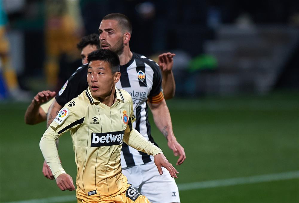 今夜上海海港备战西甲，更衣室发声细节曝光，质疑声仍在，团队化学反应显著(西甲联赛直播在线观看免费)